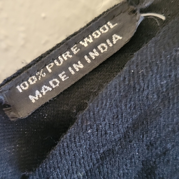 Embroidered Wool Wrap 80x60 - Picture 3 of 3